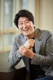 경상남도 김해 출신으로, 연극 배우로는 1991년 《동승》으로 데뷔했다. ì‹œëŒ€ë¥¼ ì¦ì–¸í•œ ì†¡ê°•í˜¸ì˜ 20ë…„ ì „ì„±ê¸°