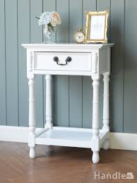 白いアンティーク調のおしゃれなサイドチェスト、気軽に使えるベッドサイドテーブル(y-562-f)｜アンティーク風