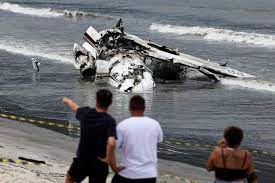 Brasil: se estrelló una avioneta en una popular playa de San Pablo