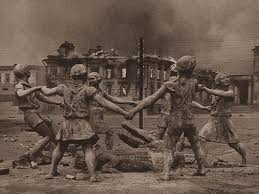 The Real Macabre Meanings Behind Ring Around The Rosie And Other Nursery Rhymes Creepy Images Creepy Photos Creepy Vintage