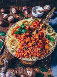 Vegane Linsen Bolognese Sauce Mit Gemuse Und Spaghetti Nudeln Bolognese Leckere Pasta Rezepte Linsenbolognese