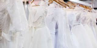 Unser team ist spezialisiert auf heikle reinigungsaufgaben und sensible textilien, wie cocktailkleider und abendgarderobe. Brautkleid Reinigen Hochzeitskleid Reinigung Stark