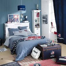 Chambre Ado Couleurs Murs Effet Bois Bleus Blancs Rideaux Bleu Fonce Tapis Rayures Rouges Blanches Deco Chambre Ados Deco Chambre Garcon Chambre Ado