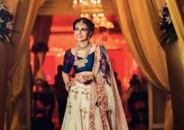 30 Sister Of The Bride Outfits For Every Wedding Function The Wedding Brigade Blog For the bride who leans towards a classic and traditional aesthetic, we've found this midi dress from carolina herrera. 30 sister of the bride outfits for