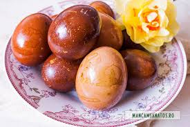 Spalam cojile de ceapa, le acoperim cu apa rece si le punem la foc mic. Oua Deorative Vopsite Natural Pentru Paste Mancamsanatos