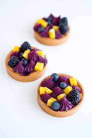 Tartelettes Mit Cassis Mango Und Beeren Rezept Franzosisch Kochen Rezept Dessert Rezepte Einfach Lebensmittel Essen Vegane Kurbis Kuchen