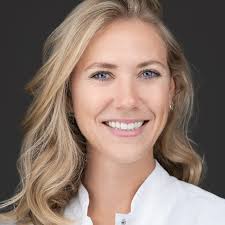 Vandaag stellen we onze laatste spreker van de dag voor, Annechien  Smalbroek. Zij is in 2021 afgestudeerd en begon haar loopbaan als  dierenarts bij Evidensia Dierenziekenhuis Zuid-Oost Brabant. Al snel  ontwikkelde ze