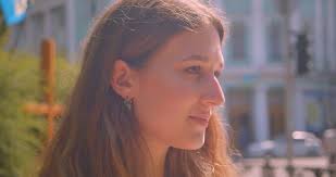 Retrato de una joven bella parada Foto de stock 479836438