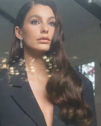 Pesona Camila Morrone, Pemeran Camila Alvarez dalam Series 'Daisy Jones and  The Six'