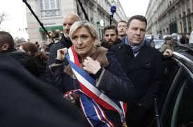 Marine le pen denies steve bannon has role in her eu election campaign as he sets up camp in paris. Frankreich Le Pen Auf Marsch Fur Ermordete Holocaust Uberlebende Ausgebuht Politik Stuttgarter Zeitung
