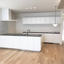 yuko on instagram 我が家のキッチン panasonic lクラス です トリプルih 取っ手のなし マットな白の面材と 黒い薄いワークトップ カップボード部分も同じ面材です ダイニングテーブルの上には louispoulsen の ph3 キッチン キッチン 背面収納 インテリア 家具