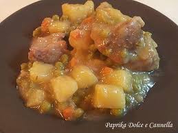 Pollo alla salvia e rosmarino sapori casalinghi. Spezzatino Di Tacchino Con Patate E Piselli Paprika Dolce E Cannella