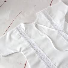 Elle se porte en version longue pour les bébés de 3 mois à 18 mois une robe de baptême intemporelle, aux détails très travaillés, qui pourra traverser des générations pour toutes les cérémonies célébrant la naissance. Bapteme Bebe Garcon Aube Robe Bapteme Bebe Tenue Ceremonie Chemise Blanche Bebe Un Grand Marche