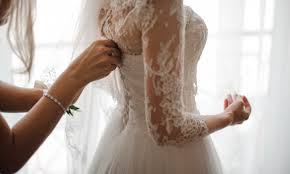 Weiße hochzeitsbolero aus spitze mit stickerei weißer spitze hochzeit jacke mit langen ärmeln ivory braut bolero white wedding pullover. Hochzeits Bolero So Findest Du Das Perfekte Schulterjackchen