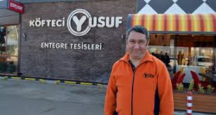 'köfteci yusuf' olarak bilinen yusuf akkaş, bursa'nın kızılhisar köyü'nde doğdu. 0bwh0fwijokjpm