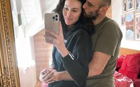 Alta, magra, mora, riccia e con occhi azzurri tanto da sembrare. Paola Turani E Incinta Il Dettaglio Non Sfugge Ai Fan