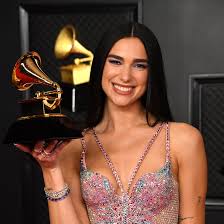 Dua lipa performed her new song 'levitating' at the 2020 american music awards on sunday (november dua was smouldering on the red carpet wearing this versace spring 2021 bustier dress. Dua Lipa S Epic Grammys Versace Dress Twinkled Like The Northern Lights British Vogue