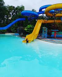 Karang setra waterpark memiliki keunikan tersendiri, jika anda berdiri tepat di sekitar kolam renang anda akan mendapati keindahan kala melihat deretan cemara udang berdiri tegak, seolah menjadi batas tegas dua biru, yaitu air kolam dan langit. Best Waterparks In Bandung For A Fun Family Vacation