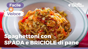 Pane e briciole sul tavolo di legno. Spaghettoni Con Spada E Briciole Di Pane Un Primo Di Mare Veloce E Gustoso Perfetto Per L Estate Youtube