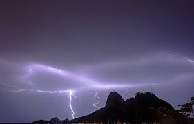 Rio de janeiro e região. Apos Calor Recorde Rio Tem Chuva De Granizo Raios E Entra Em Estagio De Atencao Rio De Janeiro G1