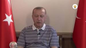 Cumhurbaşkanı erdoğan'ın çay fırlatması bükü eleştiri alırken, erdoğan bugün ziyaret ettiği yangından çok büyük zarar gören muğla'da yine vatandaşa çay fırlattı. Erdogan In Uyudugu Videoyla Ilgili Soke Eden Iddia Cok Yakininda Birileri Gercek Gundem