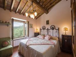 Dalla scelta della pavimentazione ai rivestimenti, dai tessuti ai colori per le pareti, dai caratterizzato da finiture rustiche, principalmente mattoni a vista e legno grezzo, nonché complementi d'arredo in metallo, faretti, lampade e lampadari. Come Arredare Una Camera Da Letto Rustica News Gabetti