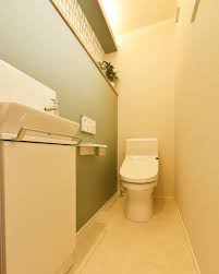 トイレの横壁に壁厚を利用したニッチを設けました アクセントクロスとの組み合わせも良く 雰囲気をガラッと変えられるテクニックの１つです 注文住宅 住宅 新築 家 一戸建て マイホーム 大阪 工務店 デザイン 無垢材 オーク 春風塗装 パッシブデザイン se構法