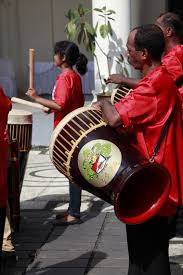 Maka dari itu, untuk memainkannya anda harus memukul bende dengan. Tifa Totobuang Harmonisasi Budaya Dalam Alunan Nada