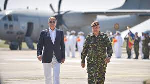 Nu rămân în urmă nici politicienii. Klaus Iohannis Face SenzaÈ›ie Pe Internet Cu Pozele De La Baza M KogÄƒlniceanu Virgin Radio Romania