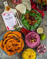 Kitcheria Tavolata Mit Ofenkurbis Pink Hummus Und Spinat Kichererbsen Salat Mrs Flury Gesund Essen Leben Kichererbsen Salat Kichererbsensalat Hommus