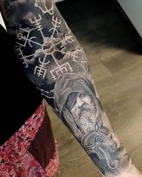 25 Tatouages Vikings Avec Des Symboles Nordiques Autour De La France Tattoo Tattoo For Men En 2020 Tatouage Viking Tatouage Intemporel Tatouages Guerrier Il sublime la force et le courage. 25 tatouages vikings avec des symboles