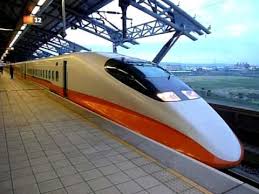 兩列高速行駛中的高鐵列車交會於苗栗頭份路段 2 taiwanese bullet train (taiwan high speed rail)passing through the same point in the same time. å°æ¹¾æ–°å¹¹ç·š700tç³»é›»è»Šå°ä¸­é§…ç™ºè»Štaiwan High Speed 700t Train Youtube