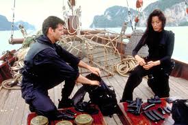 Son père, avocat, l'envoie en pension dans un couvent malaisien où elle reçoit un enseignement en anglais [réf. Bild Zu Michelle Yeoh James Bond 007 Der Morgen Stirbt Nie Bild Michelle Yeoh Pierce Brosnan Roger Spottiswoode Filmstarts De