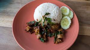 Basil, mushroom, onion and scallion in red pepper sauce. Pad Kra Pao Inkl Rezept Thai Food Blog Try Thai