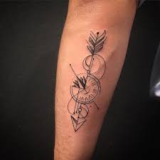 Trabalho diferente do meu estilo, mas como eu gosto de traço, achei a ideia  interessante, e criei algo na linha geometrica... Uma flecha, téco de rosa  dos ventos, téco relógio!!! Tattoo You