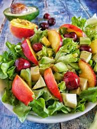 In aggiunta la freschezza dei ravanelli, la sostanza dell'uovo e il sapore dell'aceto balsamico. Insalata Con Frutta E Verdura Sfiziosa Deliziosa E Colorata