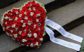 Trauerherz Aus Roten Rosen Trauerblumen Trauerfloristik Beerdigung Menschmeisterfloristik Trauerblumen Trauerfloristik Trauerschmuck