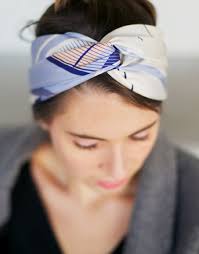 Nous avons développé plusieurs systèmes d'attache malins, ludiques et pratiques qui permettent à n'importe qui d'enfiler un turban en moins d'une minute ! Foulard Bandana Tuto Language Fr The Scarf Ateliercharlotteauzou This Is A Traditional Triangle Tie On Bandana Made Out Of Bandeau Fichu Bebe Triangle Cuivre Gris