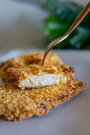 Cotolette di pollo leggere al forno con patatine speziate. Cotolette Di Pollo Al Forno Basilico Secco