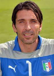 Voleva dire, in prima istanza, che la prossima estate gli italiani non avranno una squadra per cui tifare e che per un mese non dovranno sedersi. Gigi Buffon La Biografia