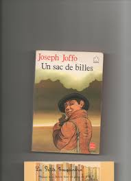 C'est un livre qui parle de la guerre c'est un roman autobiographique que j'ai adoré, cella parle de 2 enfants juifs qui deveront fuire pour aller a marseille. Joffo Joseph Sac Billes Abebooks
