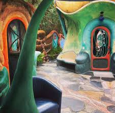 Muy pronto estará listo para recibir a los visitantes 🙌🏻 A 20 minutos de  #SanMiguelDeAllende, existe un espacio surrealista inspirado en la  arquitectura del icónico catalán 𝐀𝐧𝐭𝐨𝐧𝐢𝐨 𝐆𝐚𝐮𝐝𝐢́, que plasma un  𝐞𝐬𝐭𝐢𝐥𝐨