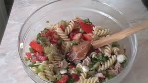 Prepara o salata de ton cu paste pentru un pranz rapid sau o cina usoara in familie. Salata De Paste Cu Ton Youtube