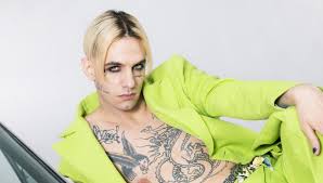 Partecipa a sanremo 2021 come ospite fisso. Achille Lauro Infuriato Sui Social Dopo L Ospitata Da Pio E Amedeo Ora Mi Danno Anche Dell Omofobo La Repubblica