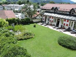 Der Garten Vor Den Garten Suiten Ladt Zum Sonnenbaden Und Entspannen Ein Stil Sonnenbaden Doppelzimmer