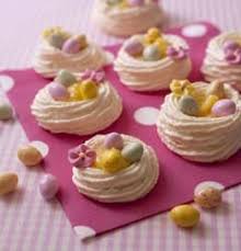 Des préparations à base de meringues + crème fouettée telles que la pavlova qui finira tout raplapla le lendemain Recettes De Desserts De Paques
