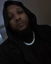 Introduction to Shiro, a young adult interested in cosplay and video games