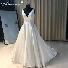 Elle est ornée d'appliques raffinnées et de jupe bouillonnée. Sexy Ivoire Col En V Satin Robe De Mariee Simple Robe De Mariage Vestido De Noiva Royal Train Irlandais Mariees Robes 2019 Aliexpress