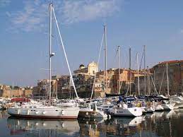 Inaugurato il 2 agosto del 1986 il porto turistico marina di nettuno è, ad oggi, uno dei principali punti d'incontro per tutti gli amanti del mare o semplici estimatori di questo approdo turistico conosciuto a livello nazionale. Marina Di Nettuno Un Porto Turistico Molto Speciale Sulla Costa Del Lazio