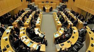 Βουλευτικεσ εκλογεσ 2021 'αλλα λέει η θεολόγου και άλλα τα στελέχη του κεκκ για το προεκλογικό διαζύγιο 19/04/2021 larnakaonline Kypros Boyleytikes Ekloges Me Anatropes Politikh Dw 29 05 2021
